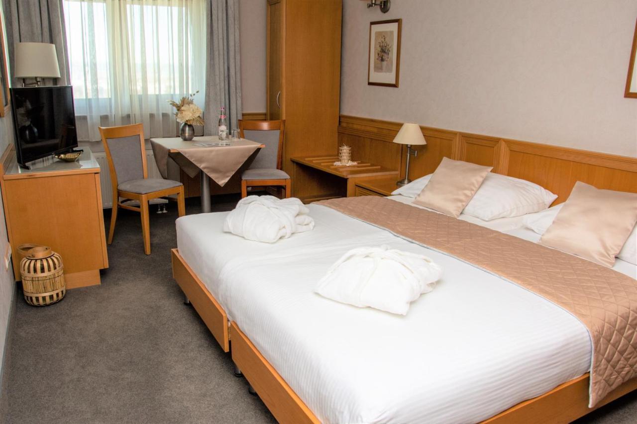 Rosengarten Hotel & Restaurant Sopron Exterior photo