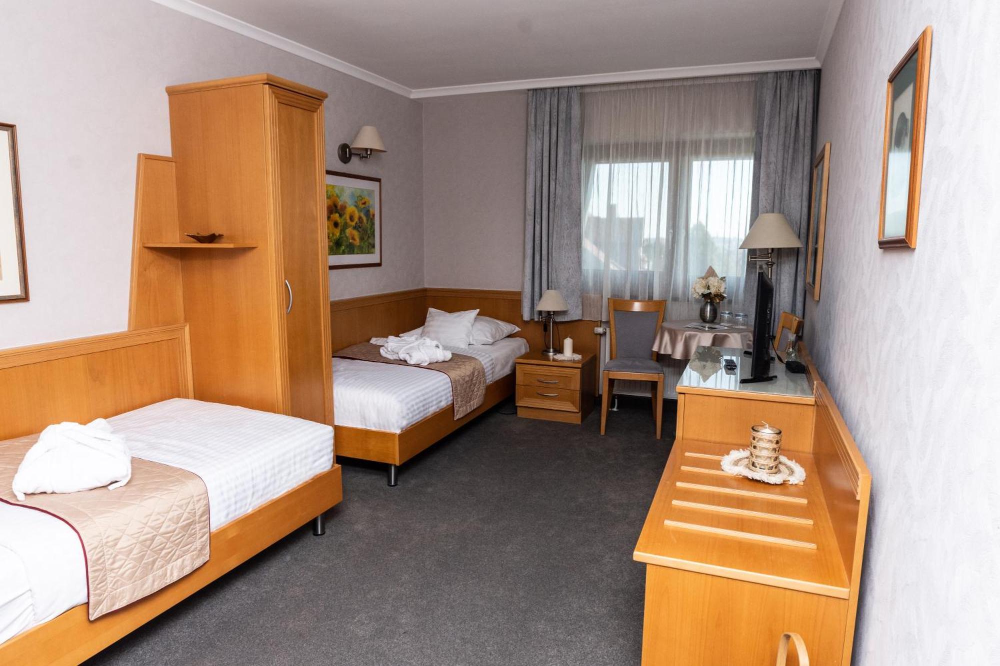Rosengarten Hotel & Restaurant Sopron Exterior photo